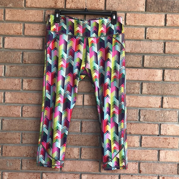 Fabletics Lima Capri Multicolored Chevron Pattern Leggings 21" inseam - Picture 2 of 7